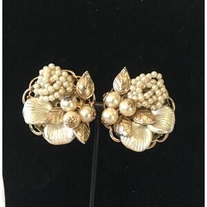 Vtg 50s faux pearl cluster gold leaf filigree large clip on earrings  designer